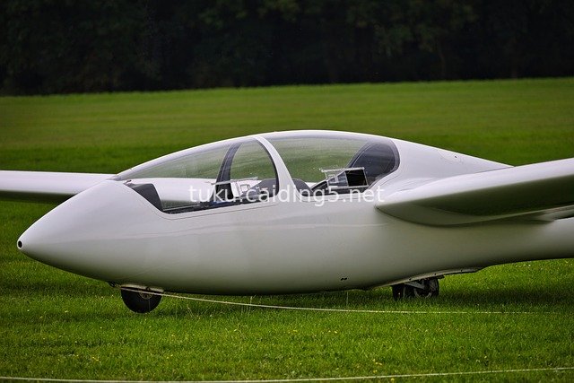 White Glider Resting on Lush Green Grass – Aviation Flight Scene Material