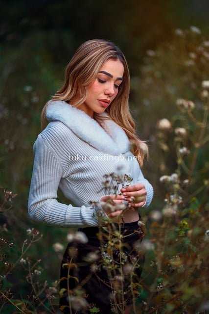 Elegant Female Model Portrait in Natural Outdoor Scenery: Exquisite Makeup & Warm-Toned Lighting