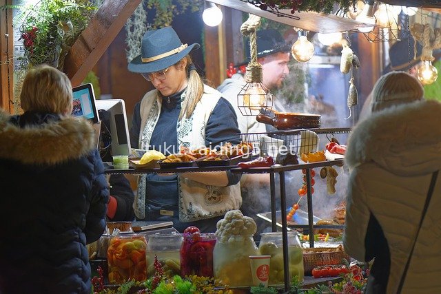 Winter Festival Night Market: Grilled Delicacies and Bustling Crowds