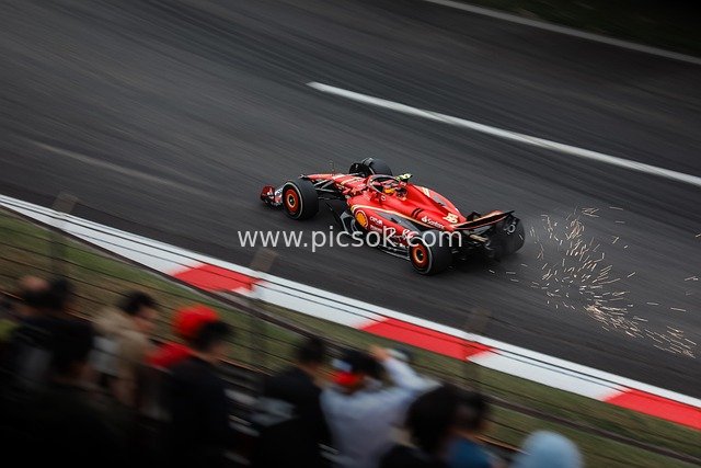 F1法拉利赛车赛道疾驰 火花四溅展速度激情