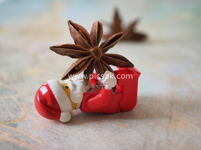 圣诞老人玩具与八角星的圣诞创意场景