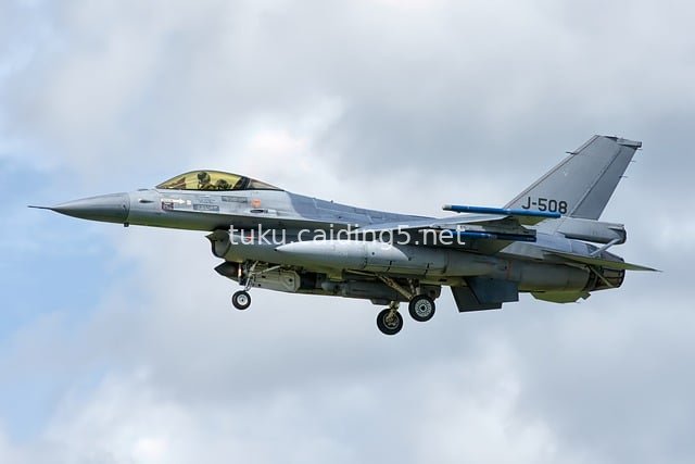 F-16战斗机飞行画面 军事战机蓝天翱翔