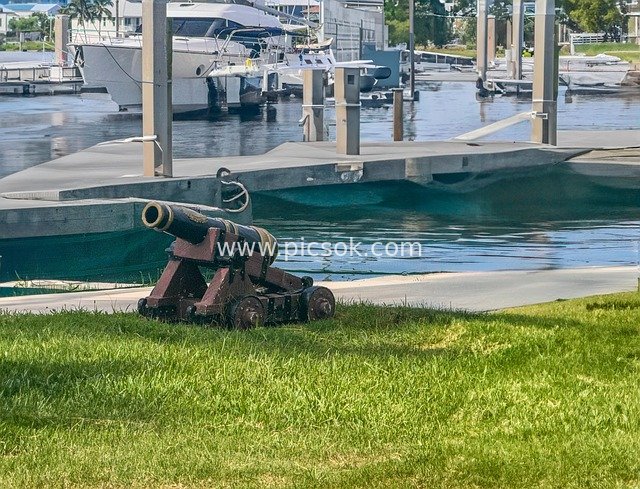 海滨码头前的复古火炮景观