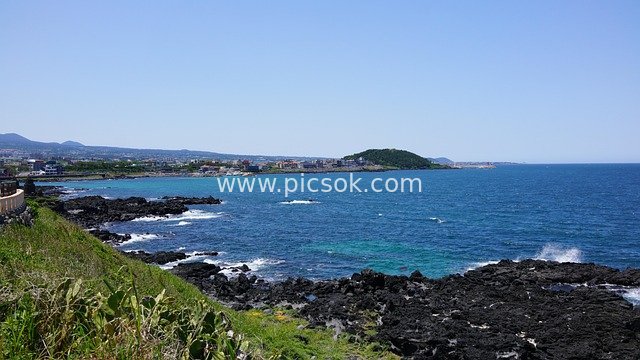 韩国济州岛火山岩海岸 蓝色大海自然景观