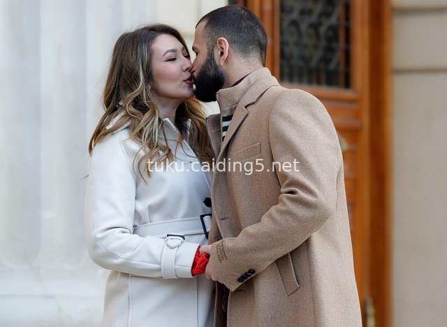 冬日户外情侣甜蜜接吻 温馨浪漫夫妻瞬间