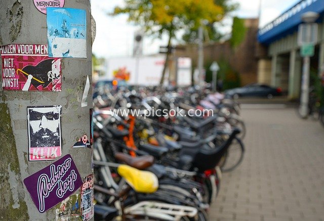 荷兰阿姆斯特丹街头停放的自行车与贴纸柱