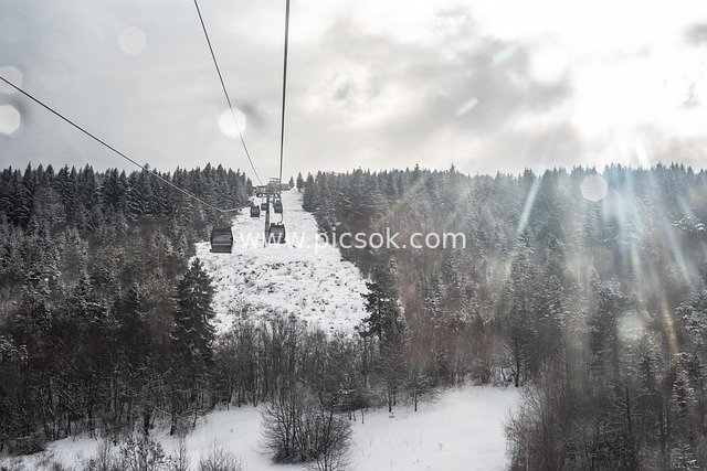 冬日雪山滑雪缆车 冬季旅行胜地景观