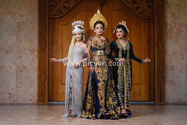 印尼巽他族女性着传统Kebaya服饰优雅展示