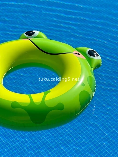 夏日泳池青蛙充气游泳圈 童趣玩水欢乐时光