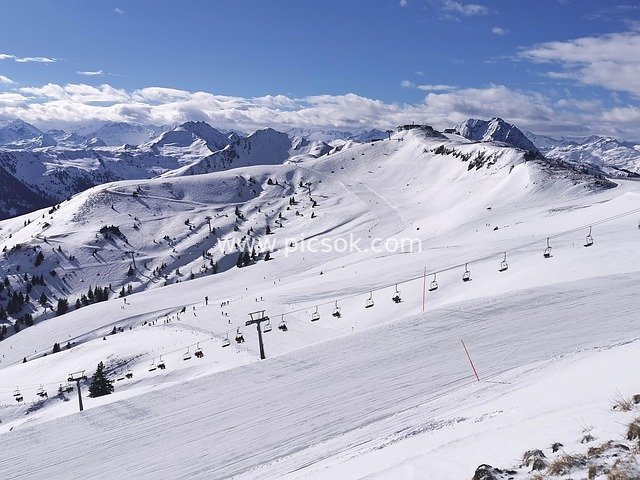 冬日雪山滑雪场缆车 滑雪胜地全景风光