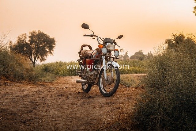 90年代复古本田摩托 黄昏尘土路日落景观