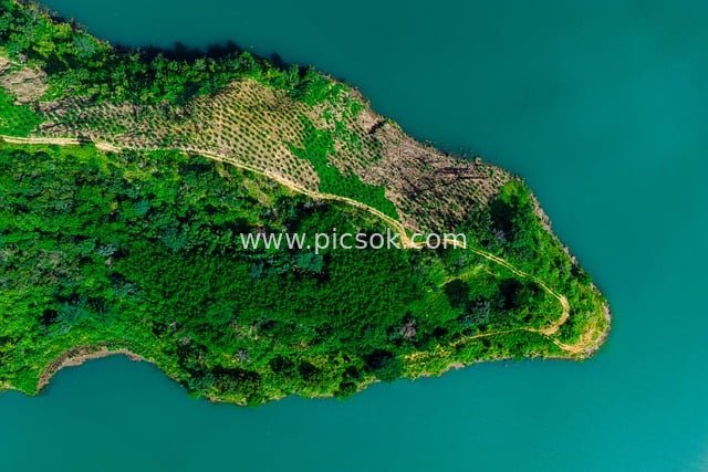航拍绿色半岛 蓝水环绕自然景观素材
