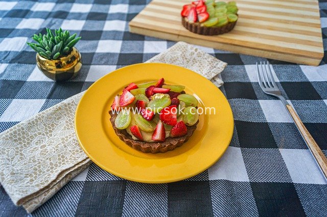 精致水果挞摆盘 黄色餐盘格子桌布美食图