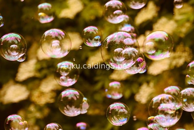 户外多彩虹彩肥皂泡 梦幻自然背景素材