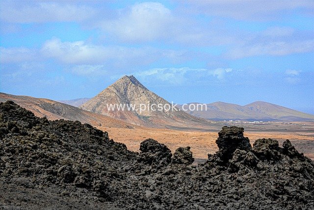 富埃特文特拉火山熔岩地貌与蒂恩达亚山风景
