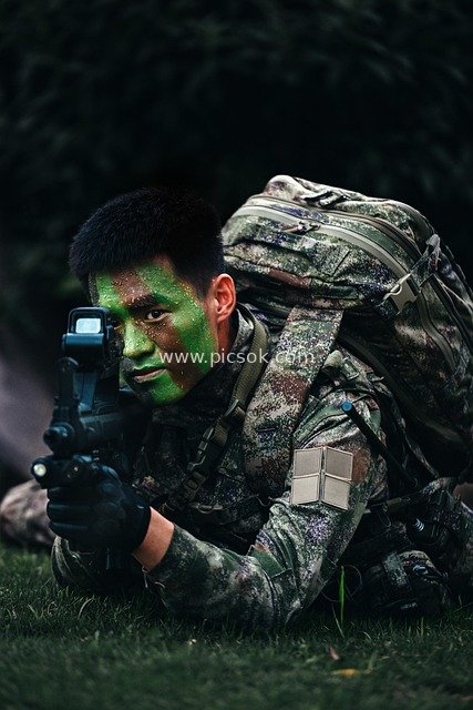 迷彩军人持枪瞄准 战术装备实战训练场景