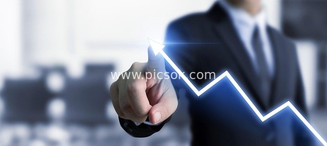 Tech素材: Business Professional Promoting Enterprise Growth Trend