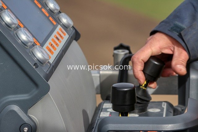 工程机械操作杆仪表盘特写 科技机械操作场景