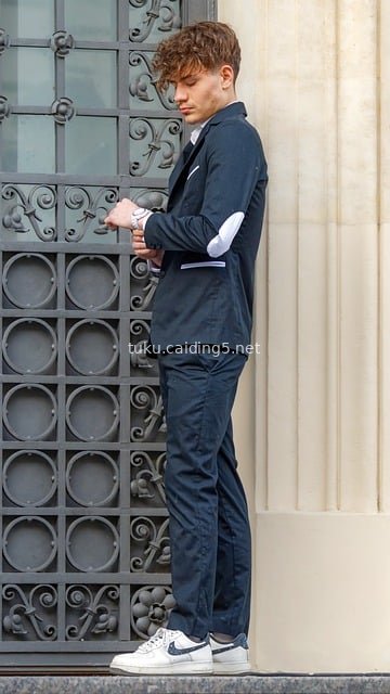 街头潮男户外穿搭 西装裤+运动鞋造型