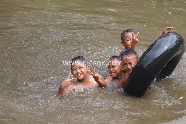 中爪哇儿童快乐戏水 男孩们团结游泳童趣瞬间