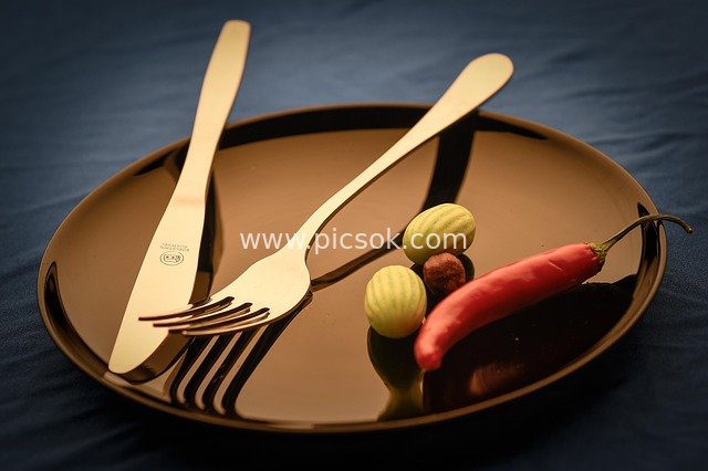 金色刀叉蔬果摆盘 精致餐食场景图