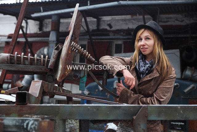 复古女性倚生锈机械的蒸汽朋克场景