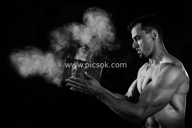 肌肉男手持旧书 粉尘飞扬尽显力量与文艺