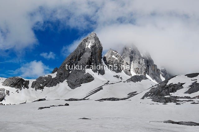 巍峨雪山峰峦 云雾蓝天壮丽自然景观