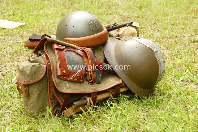 二战纪念：士兵头盔背包枪械历史场景