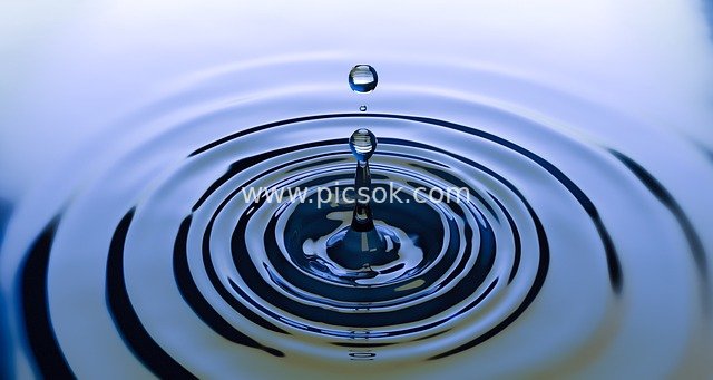 Macro Close-Up of Blue Water Droplets and Ripples: A Pure Natural Aesthetic Moment