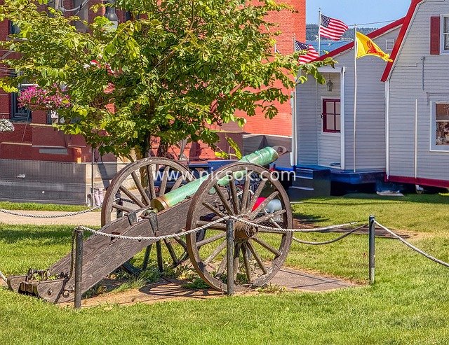 古老火炮陈列于海滨小镇草坪景观