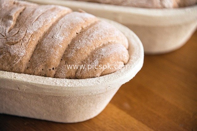 发酵篮中的全麦面团：面粉覆层的烘焙细节
