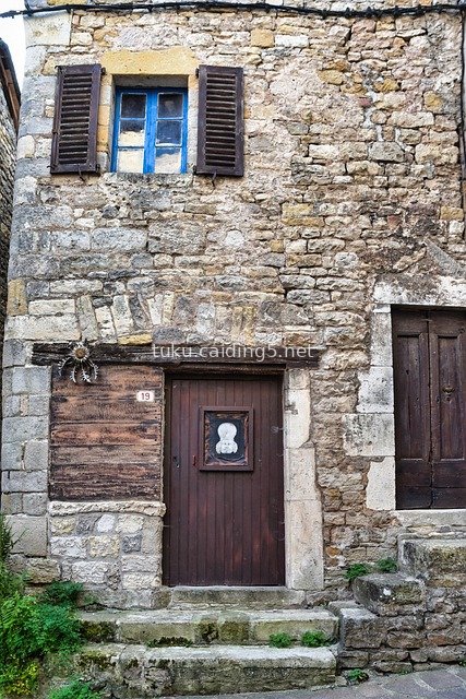 欧洲乡村石砌老宅 蓝窗木门的古朴风貌