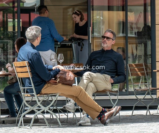 好友户外咖啡馆休闲聚会 惬意品饮享闲暇