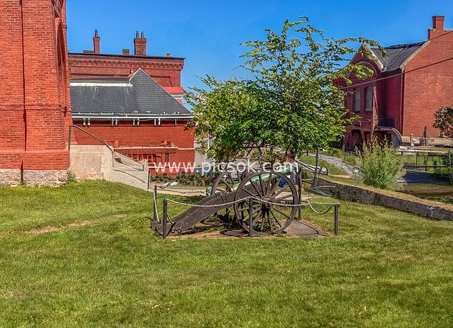 古炮遗迹与红砖建筑的自然庭院景观