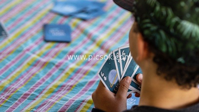 孩子手持星球纸牌 户外条纹桌游戏时光