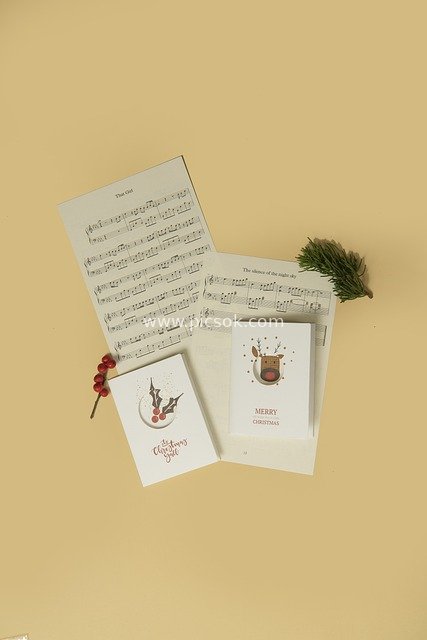 圣诞贺卡乐谱与节日装饰温馨场景