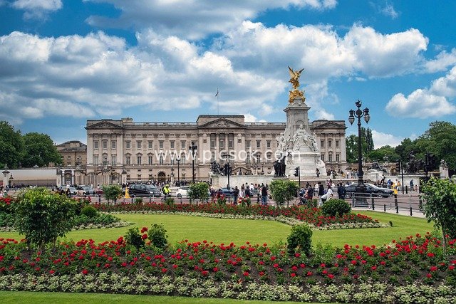 Buckingham Palace, London: A Popular Tourist Check-In Spot with Royal Gardens