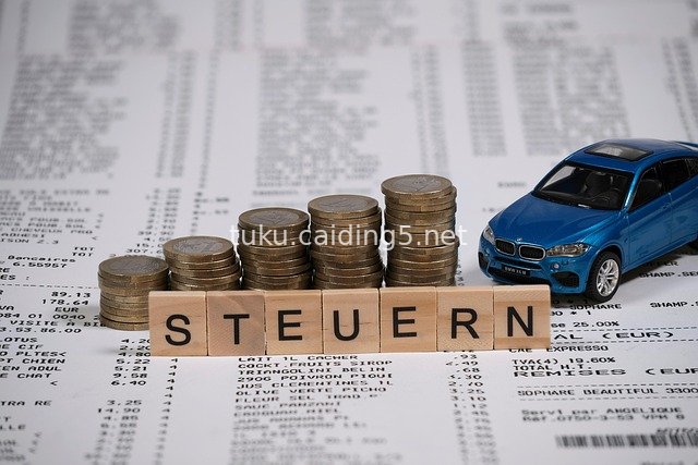 税务财务概念：欧元硬币与蓝色汽车模型