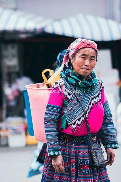 穿传统服饰的老年女性集市购物肖像