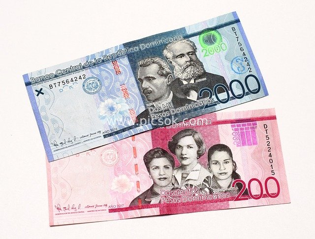 Display of Dominican Peso Banknotes (2000 and 200 Pesos)