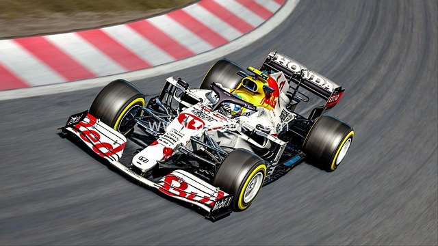 红牛本田F1赛车赛道高速过弯瞬间