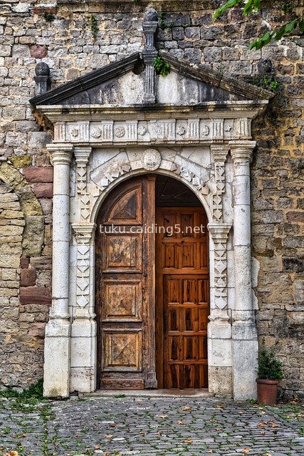 中世纪古朴木门 历史石墙建筑入口