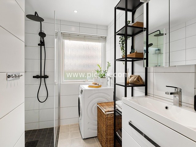 Exquisite Modern Minimalist Bathroom Design with Washing Machine