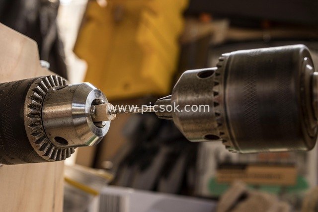 木工车间里的钻头工艺与手工创作场景