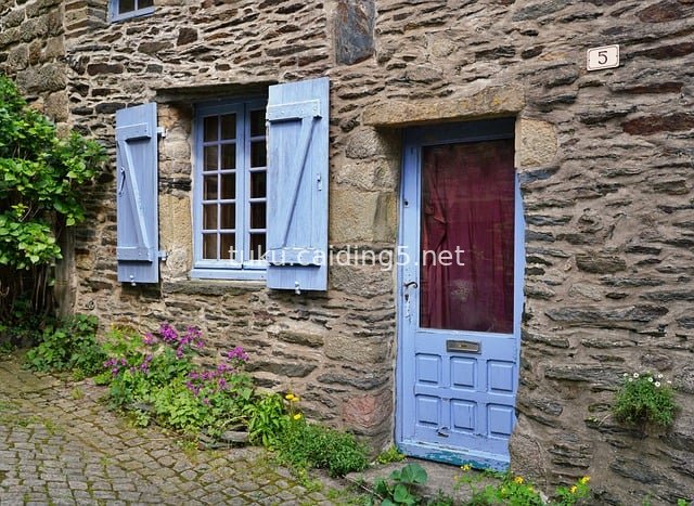 复古石屋蓝门窗 历史感乡村建筑壁纸