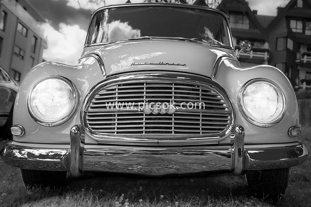 黑白复古奥迪汽车正面特写 经典老车怀旧风