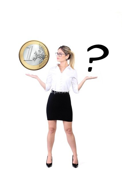 商务女性与欧元硬币：金融疑问的职场场景