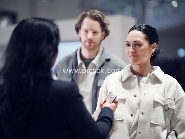 汽车展厅购车对话 车钥匙交接服务场景