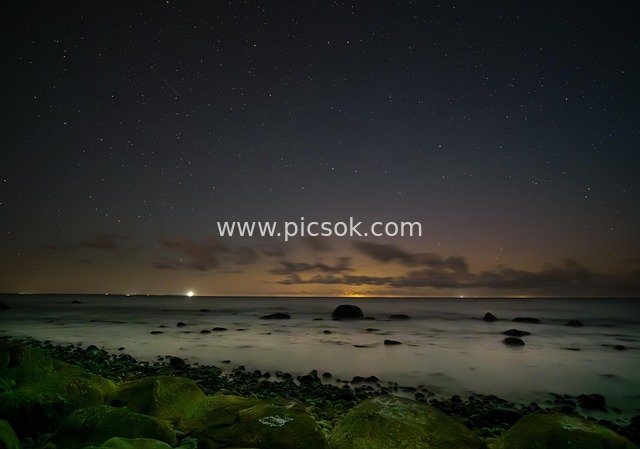 星空下的海岸礁石夜景自然风光摄影